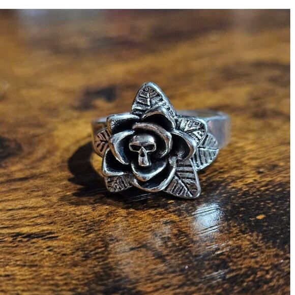 Boutique Silver-Tone Mixed Metal Skull in Rose Ring Size 7.5 ~ Gothic Punk Biker - Picture 1 of 13
